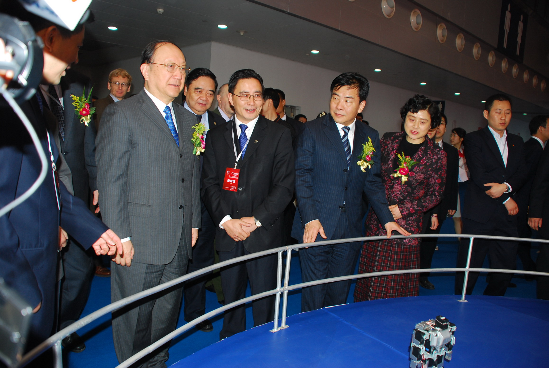 全國政協(xié)副主席、中國工程院院長徐匡迪、重慶市市長王鴻舉視察中科院展區(qū)
