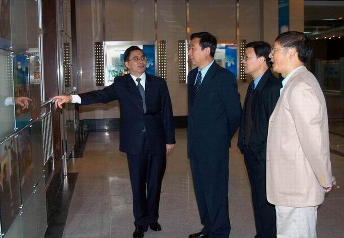 分院領(lǐng)導(dǎo)陪同何巖副秘書長參觀分院綜合樓展廳